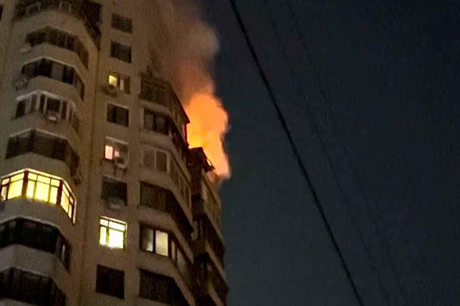 Prédio em chamas após ataque em Kiev, Ucrânia