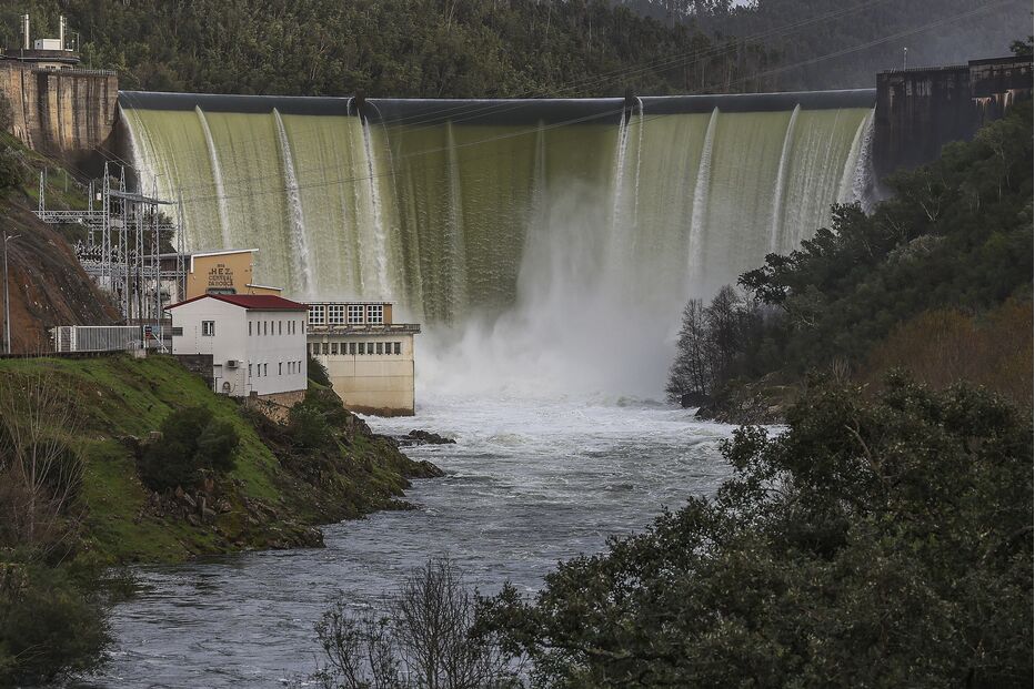 Barragem da Bouçã a fazer descargas para o Rio Zêzere, em Leiria