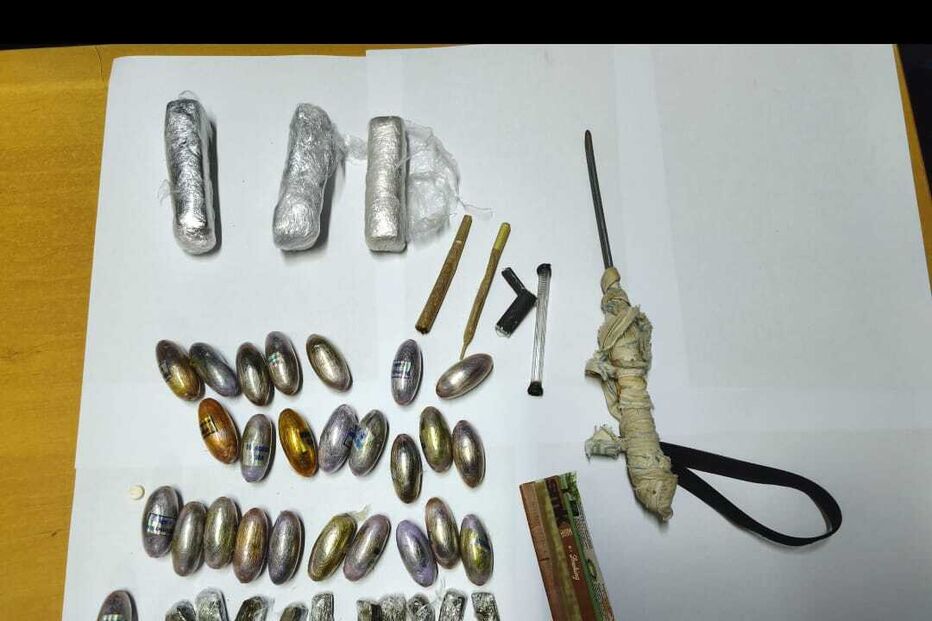 Apreensão de droga e acessórios relacionados com o consumo