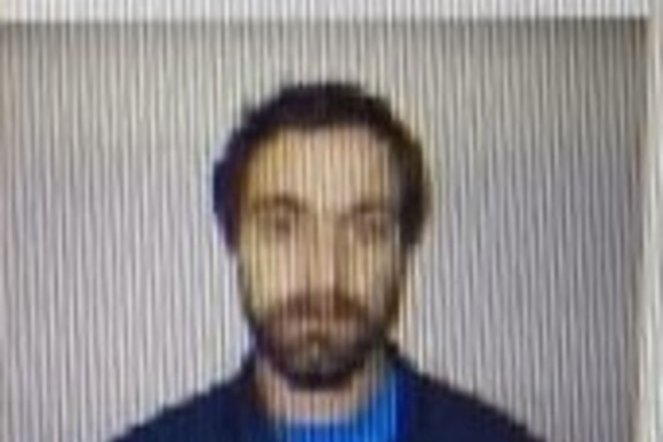 Homem com barba e cabelo escuro posa para foto