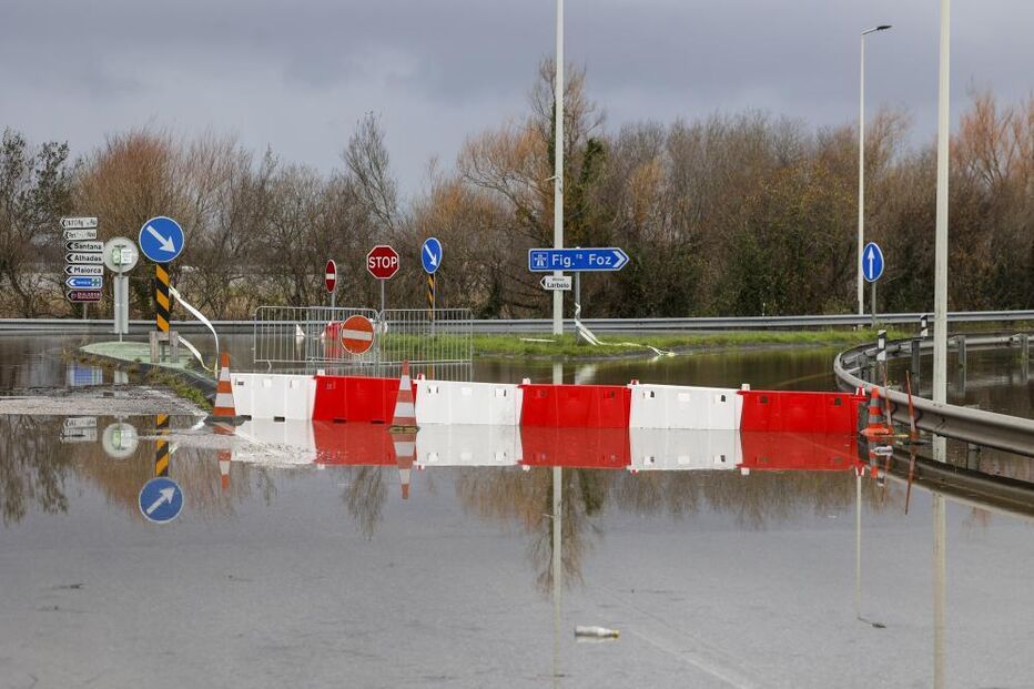 Acesso à autoestrada A14, que está encerrada entre Montemor-o-Velho e a Figueira da Foz, devido à subida da água do Rio Mondego que está a causar inundações no Baixo Mondego, em Montemor-o-Velho