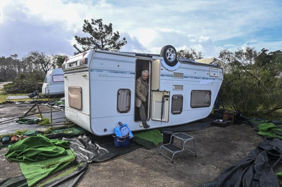 Rafael Santos saí da sua autocaravana no parque de campismo em São Pedro de Moel, depois da passagem da depressão Kristin por Portugal continental