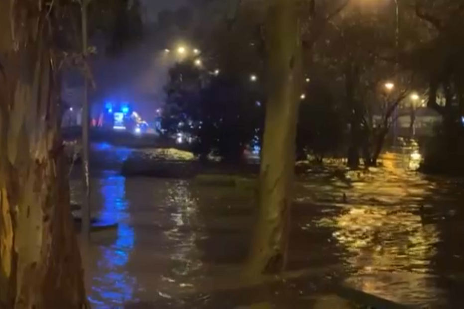 Cheias em Oeiras após ribeira galgar margens