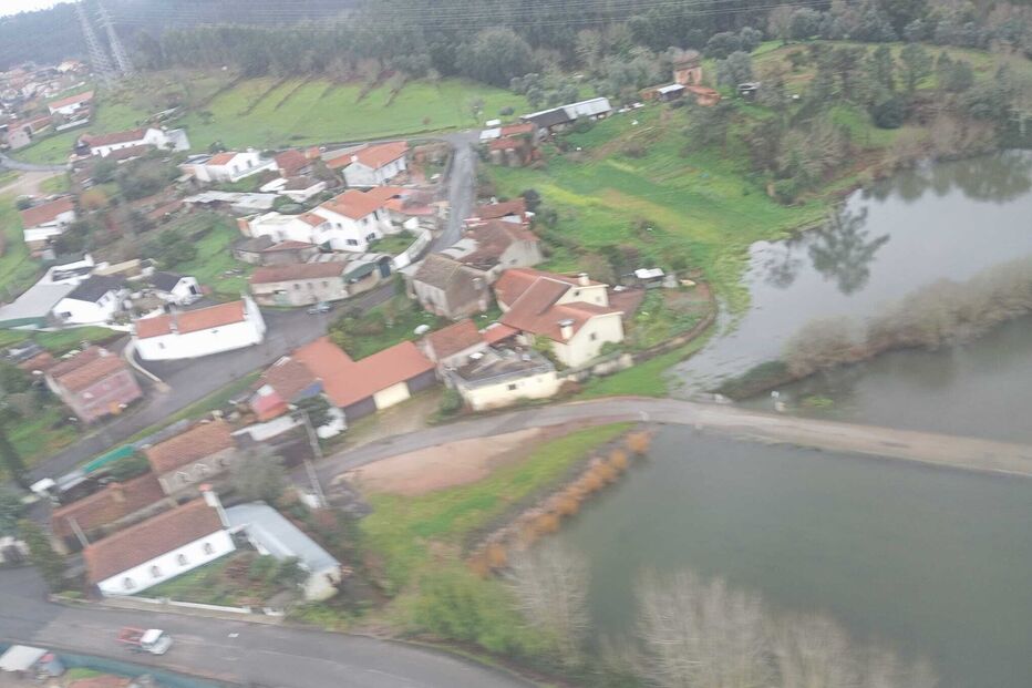 Força Aérea realizou esta quarta-feira um sobrevoo de reconhecimento da zona envolvente ao Rio Vouga, entre a Ria de Aveiro e a barragem de Ermida