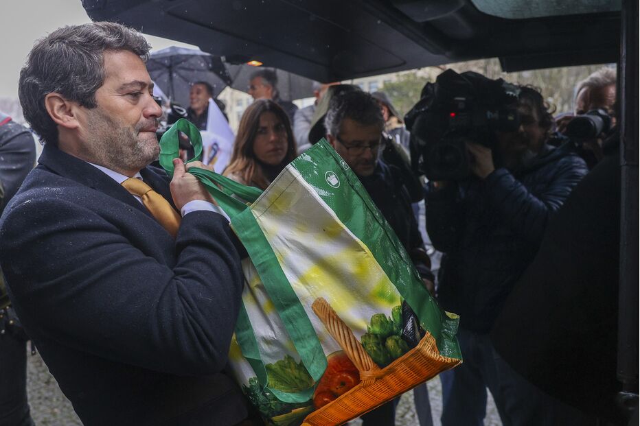 Pedro Nuno Santos surge com saco de supermercado na comissão de inquérito da TAP