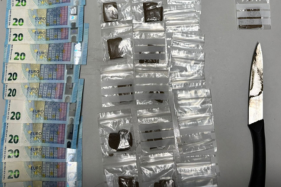 Apreensão de notas, embalagens de haxixe, balança e faca pela polícia