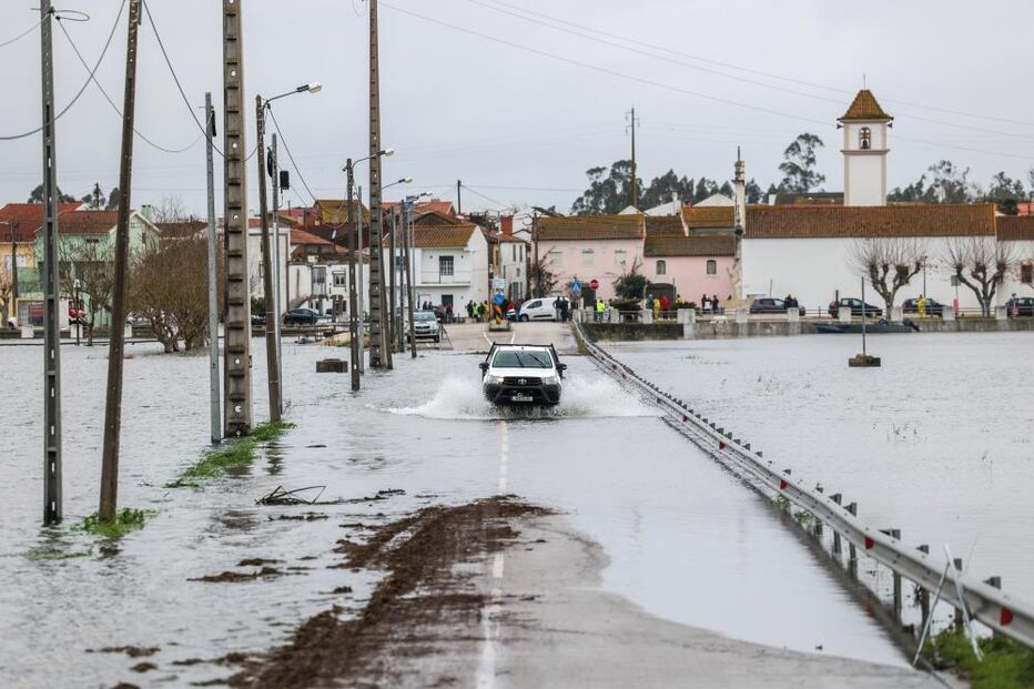 Veículo atravessa uma estrada de acesso a Ereira, inundada devido à passagem da depressão Leonardo, Montemor-o-Velho