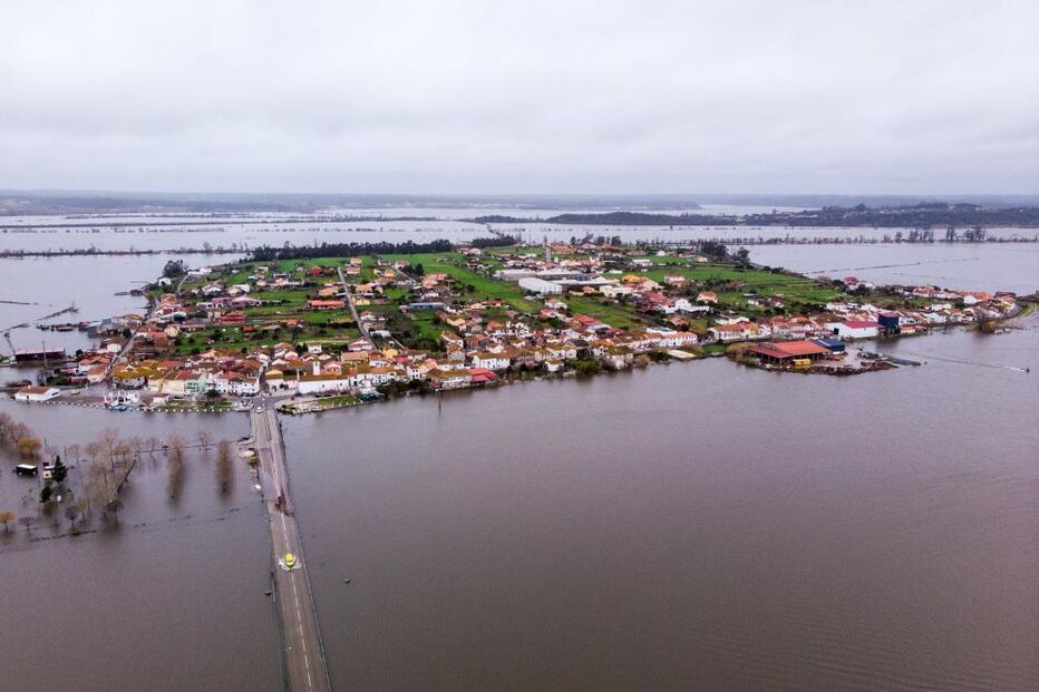 Vista aérea povoação de Ereira, que se encontra isolada devido à passagem da depressão Leonardo, Montemor-o-Velho