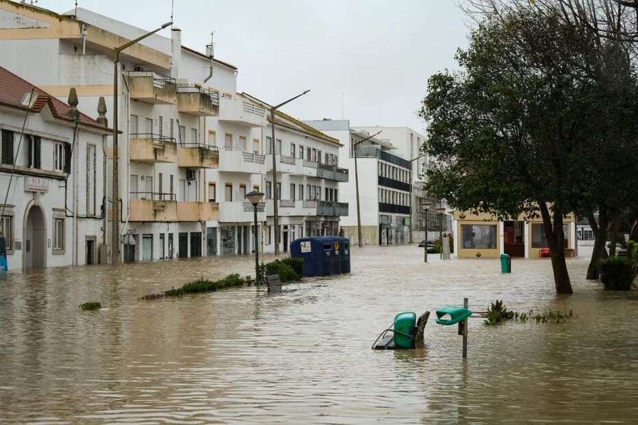 Rio Sado voltou a galgar as margens e inundou a Av. dos Aviadores, devido à passagem da depressão Leonardo, em Alcácer do Sal