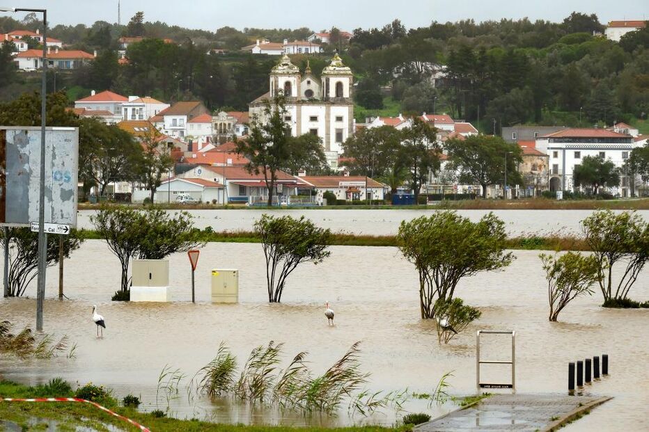 Cheias em Alcácer do Sal alagam o Largo Luís de Camões, afetando o comércio local