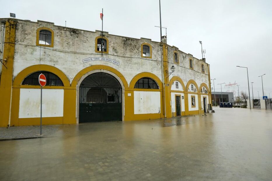 Inundação atinge a Praça de Touros João Branco Núncio, em Alcácer do Sal