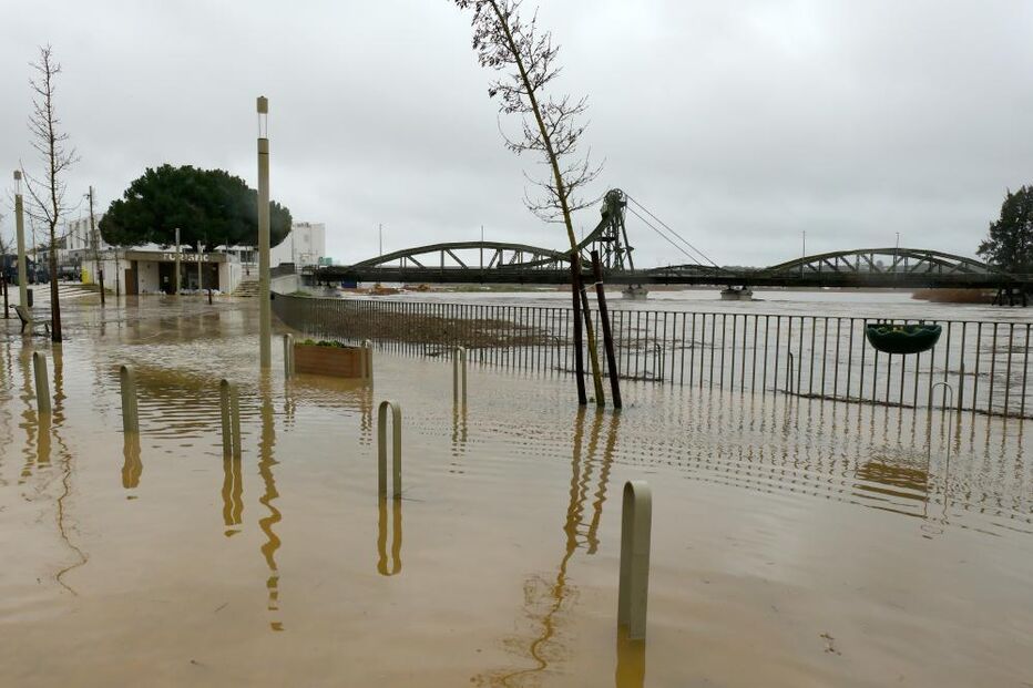 Cheias em Alcácer do Sal após o rio Sado galgar a margem e inundar o Largo Luís de Camões