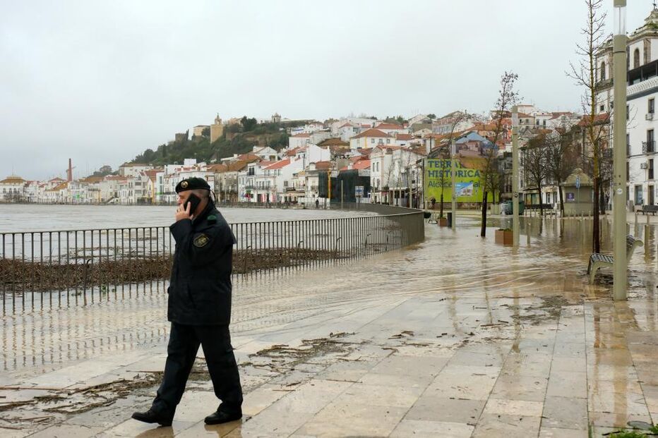 Inundação em Alcácer do Sal afeta o Largo Luís de Camões e estabelecimentos locais
