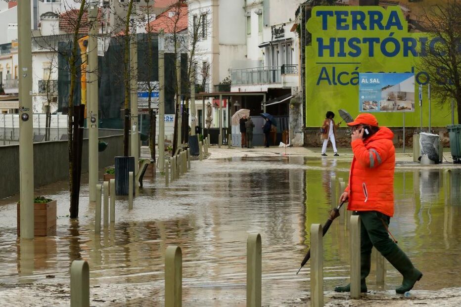 Cheias em Alcácer do Sal inundam o Largo Luís de Camões e afetam o comércio local