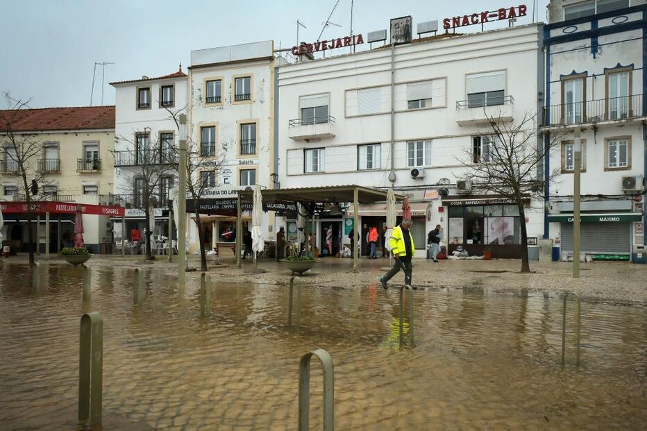 Cheias em Alcácer do Sal inundam Largo Luís de Camões e afetam negócios locais