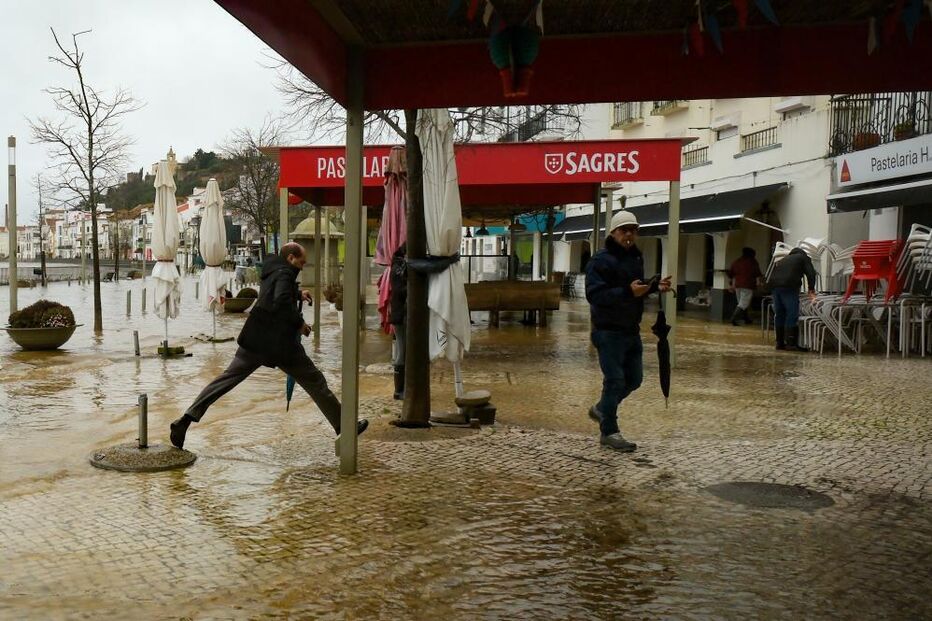 Alcácer do Sal enfrenta inundações após o rio Sado galgar a margem no Largo Luís de Camões