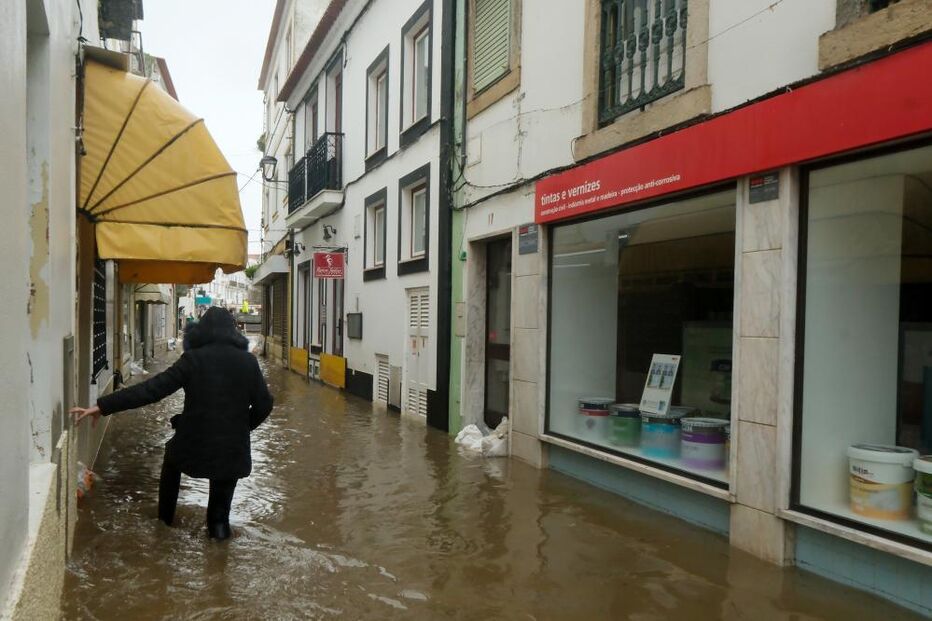 Alcácer do Sal enfrenta inundações severas após o Rio Sado galgar a margem e inundar o comércio local