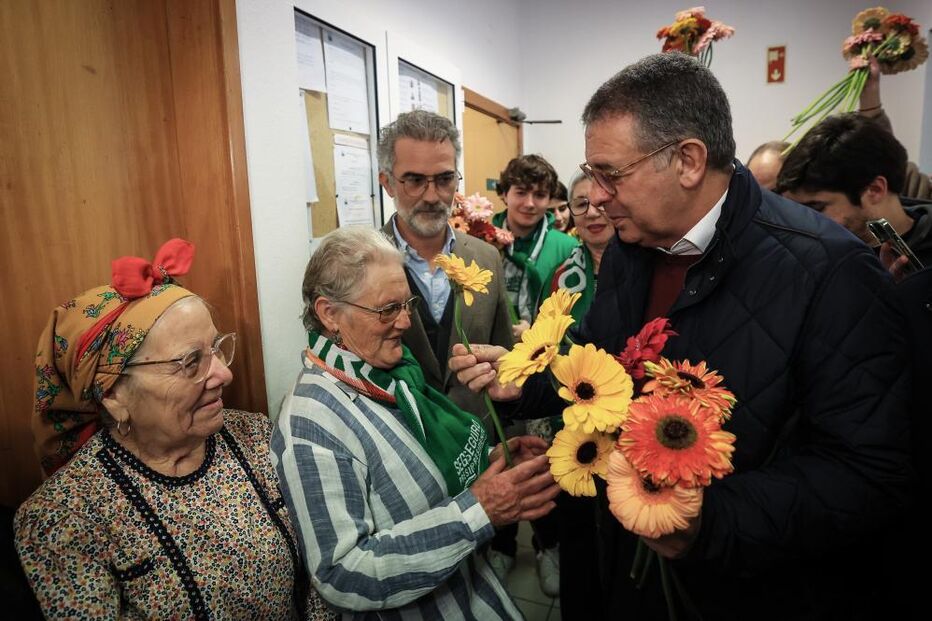 Seguro visita associação de reformados em Faro e oferece flores a idosos