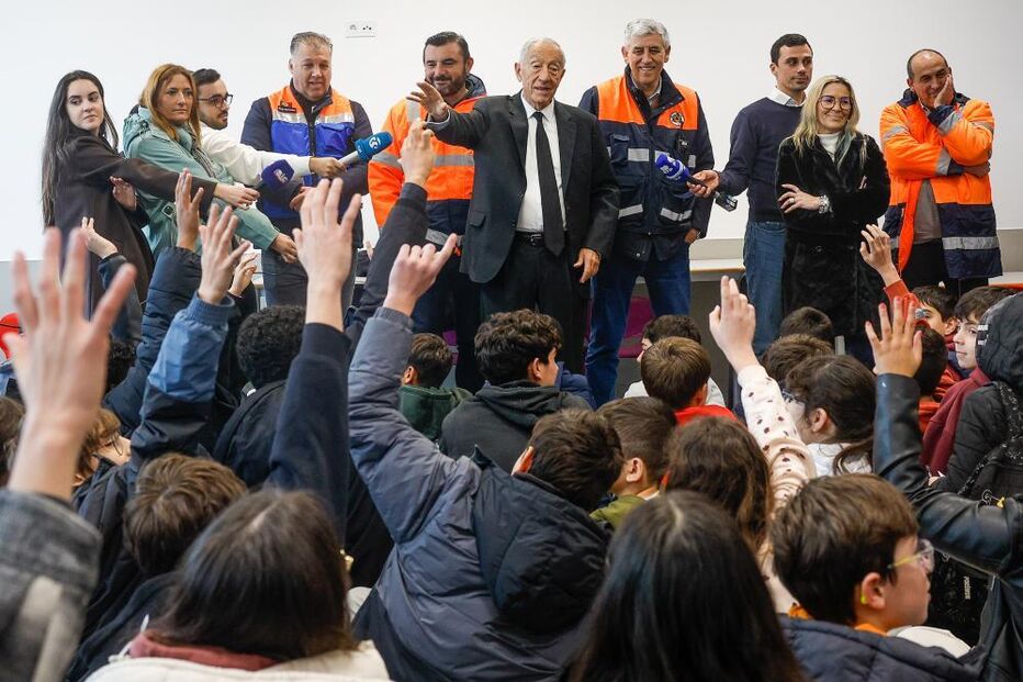 Marcelo ouve crianças de Ourém sobre falta de luz em casa