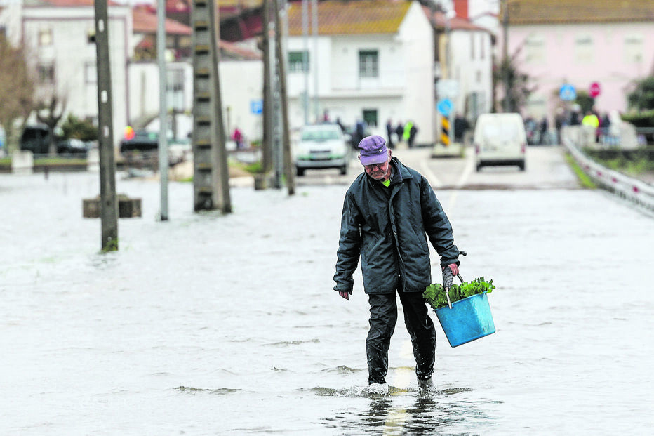 Subida da água dos rios ameaça as populações em várias zonas do País