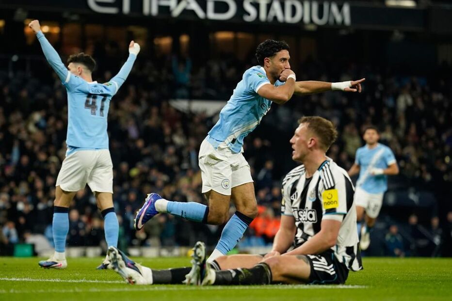 O Manchester City celebra a vitória contra o Arsenal na Taça da Liga inglesa