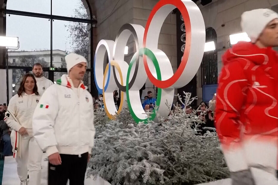 Atletas desfilam com uniformes oficiais antes dos Jogos Olímpicos de Inverno em Itália 