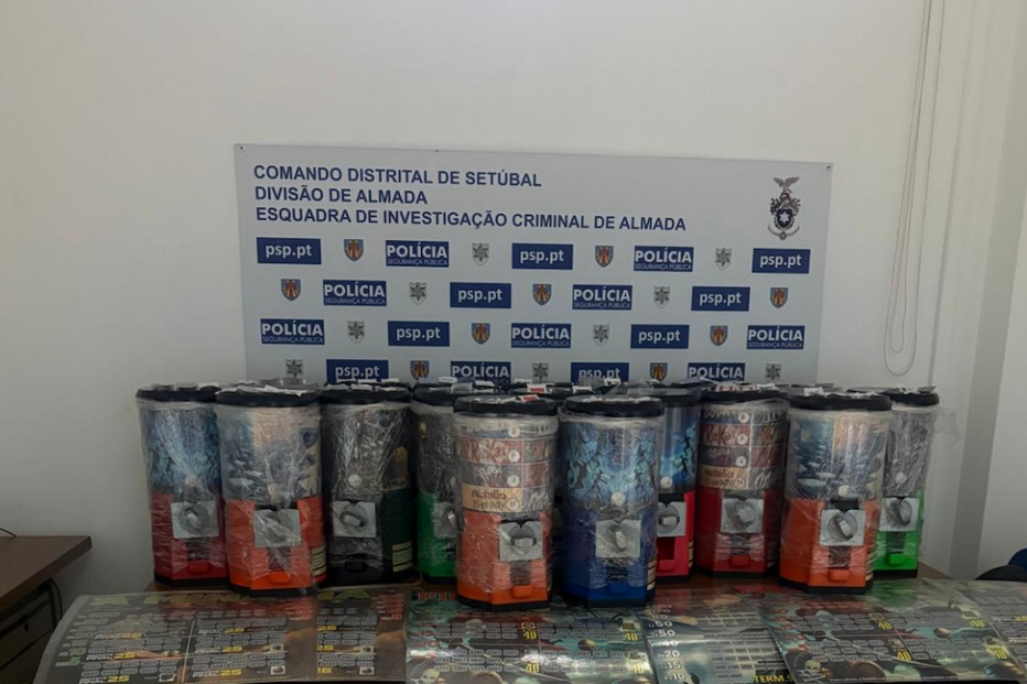 A Polícia apreende raspadinhas e suportes de venda ilegais