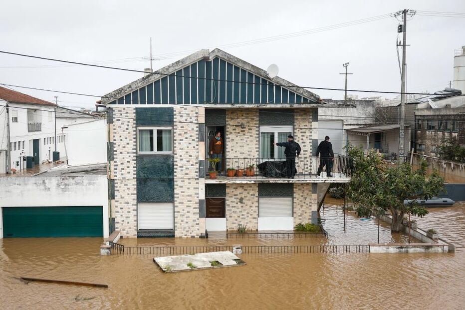 Elementos da proteção civil passam com um bote pela zona que ficou submersa pela subida da água do Rio Liz devido ao mau tempo, em Leiria