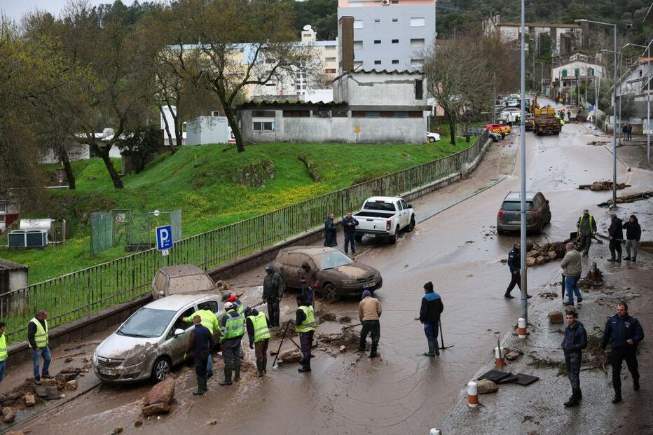 Cheias em Portalegre causam danos em carros e destroem ruas