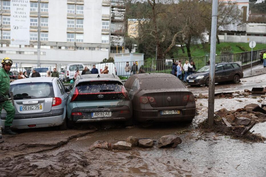 Portalegre confronta-se com inundações e danos em carros devido a 'mar de lama'.
