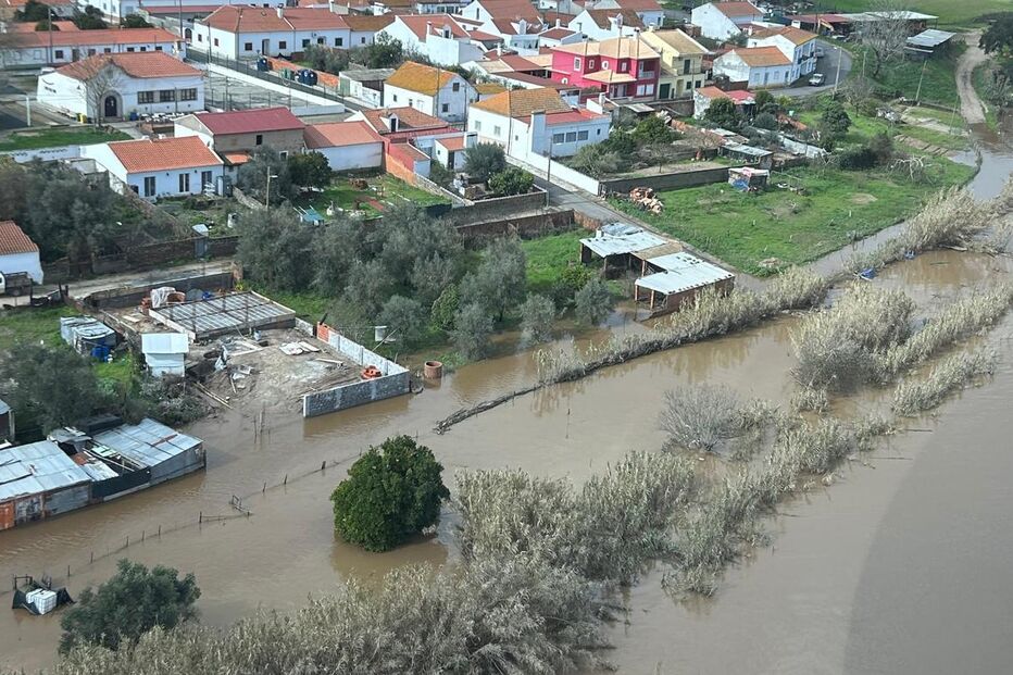 Cheias em povoação, com casas e terrenos alagados