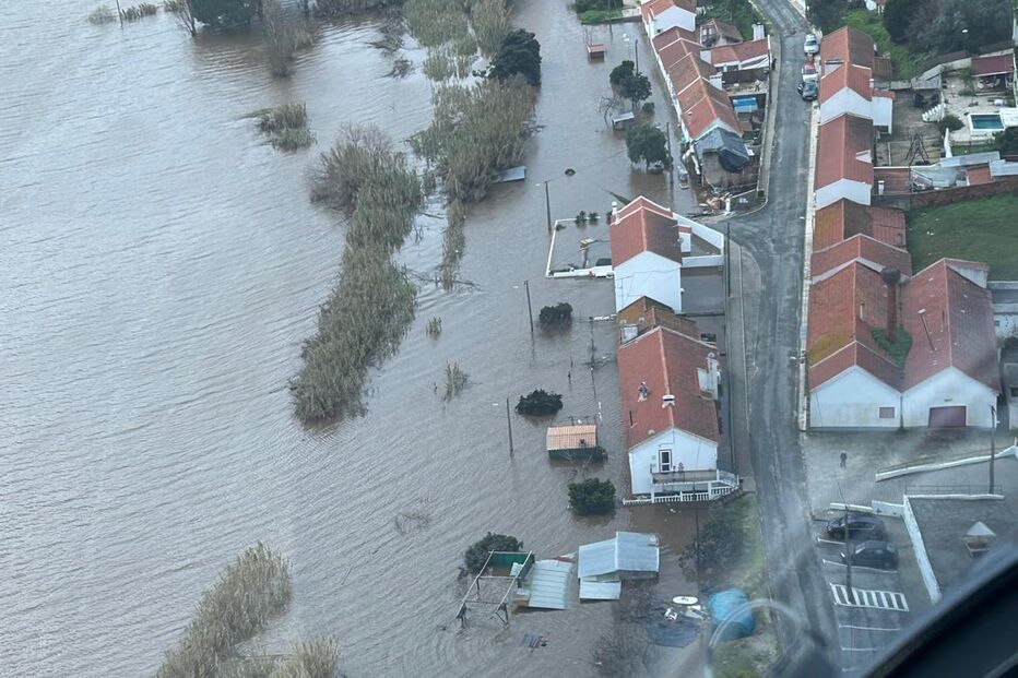 Inundações atingem casas e terrenos próximos à margem do rio