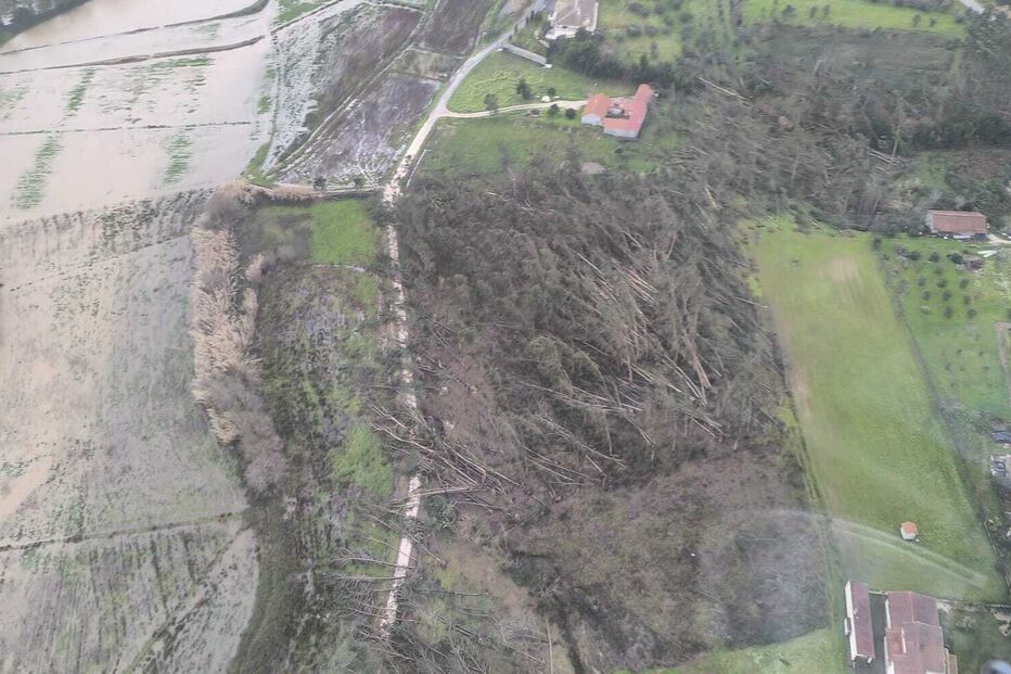 Imagens aéreas revelam cheias e inundações em campos e zonas habitacionais