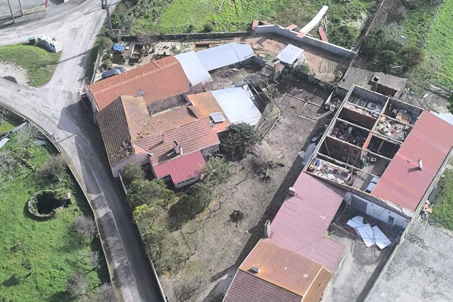 Imagens aéreas revelam estragos das cheias em casas e terrenos