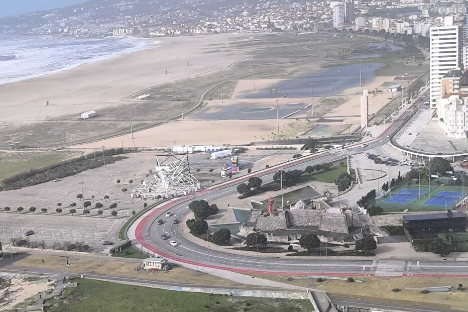 Cheias em zona costeira perto da cidade do Porto