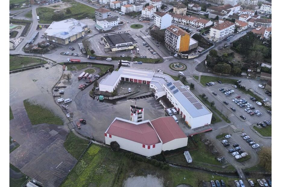 Vista aérea da área urbana e da zona inundada em Arrifana