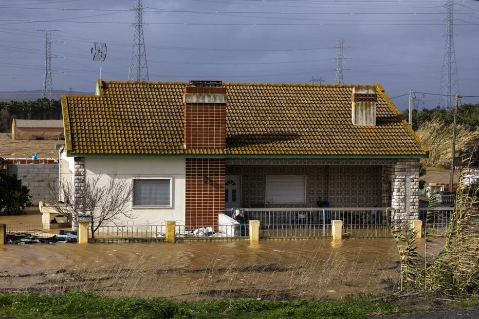 Cheias ameaçam habitações na Lezíria do Tejo, em Azambuja