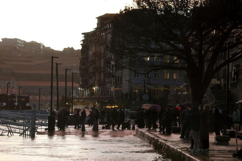 Douro transbordou de madrugada e ocupou margens do Porto e Gaia