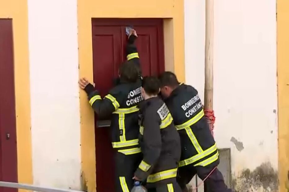 Bombeiro tenta abrir porta da própria casa