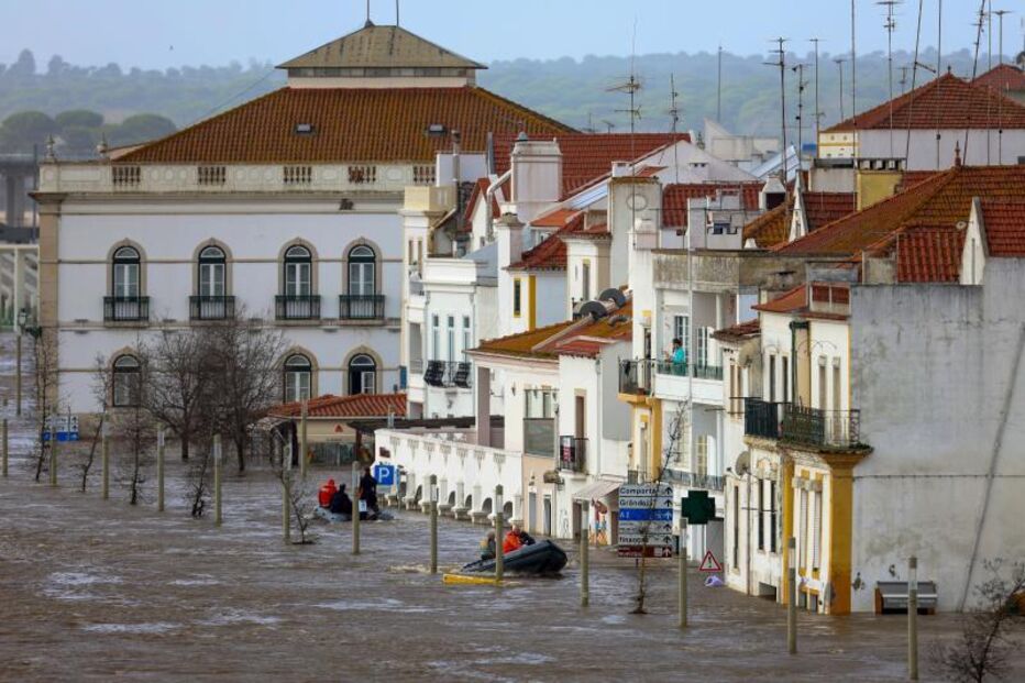 Rio Sado inundou a zona ribeirinha de Alcácer do Sal