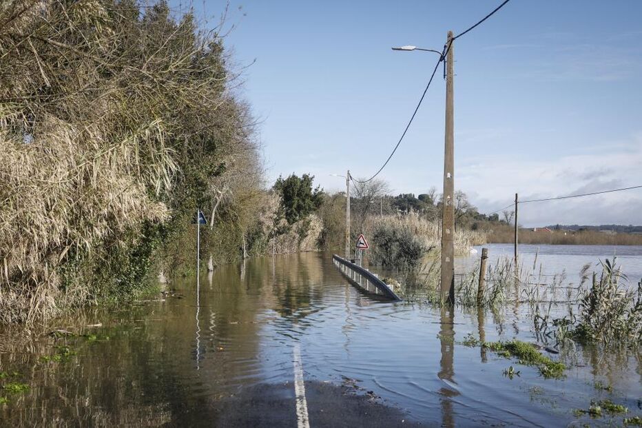 Eestrada submersa junto a Reguengo do Alviela, em Santarém