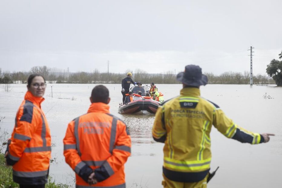 Habitantes resgatados devido a inundações em Reguengo do Alviela