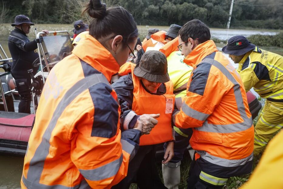 Habitantes resgatados devido a inundações em Reguengo do Alviela