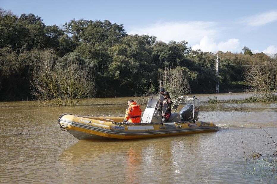 Habitantes resgatados devido a inundações em Reguengo do Alviela