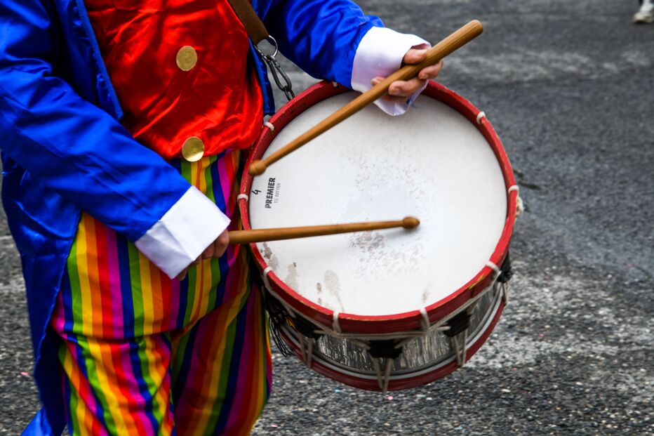 No Carnaval de Sintra, folião anima festa com seu tambor.
