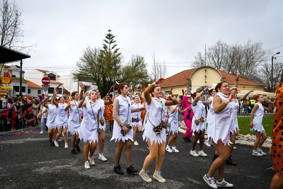 Foliões revivem Carnaval de Sintra com desfile temático dos Flinstones