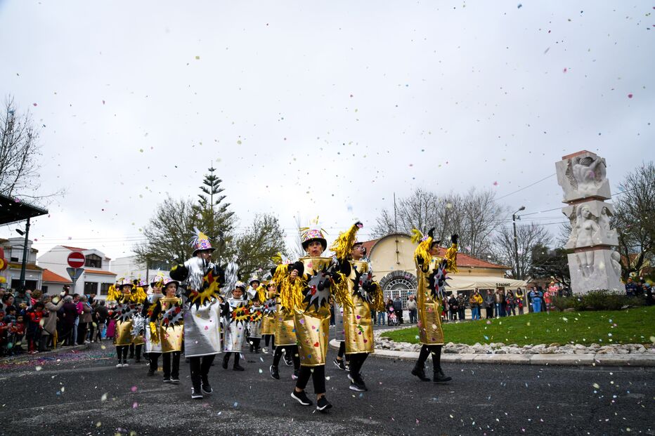 Foliões celebram o Carnaval Sintrense com desfile de rua e confetis