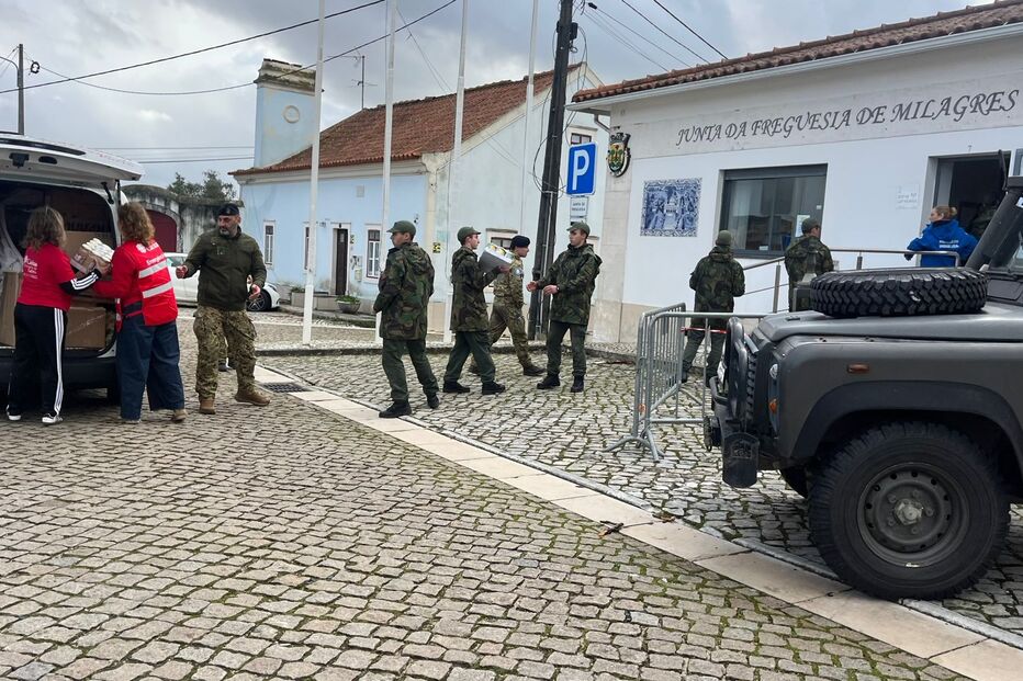 Militares e voluntários auxiliam vítimas das cheias em Milagres, Leiria