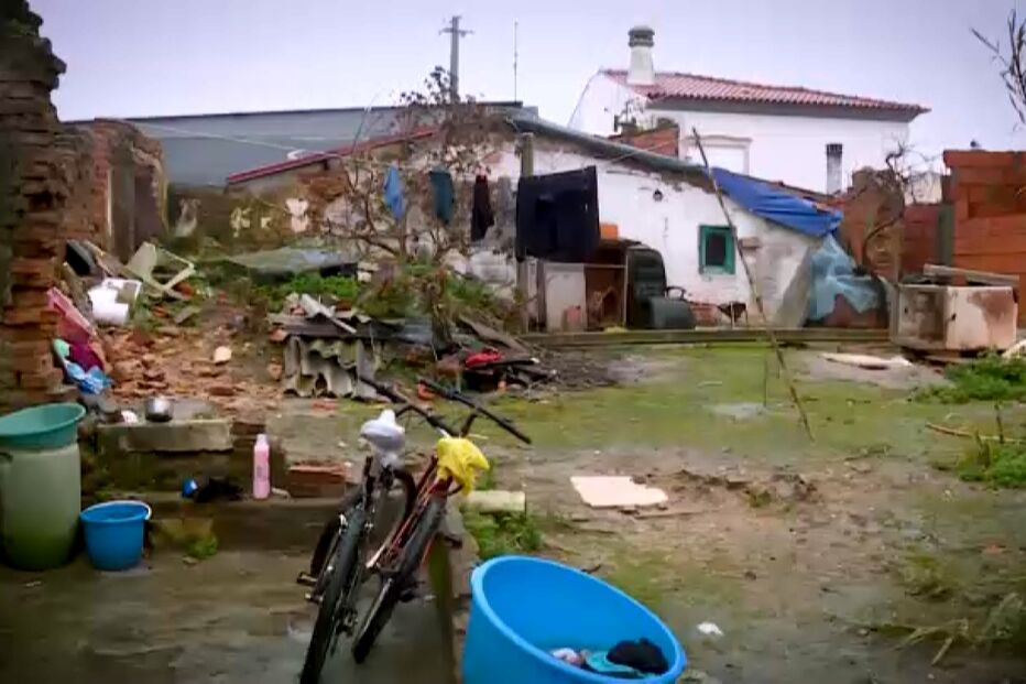 Dois irmãos temeram pela vida quando a estrutura instável da casa ameaçava desabar a qualquer momento