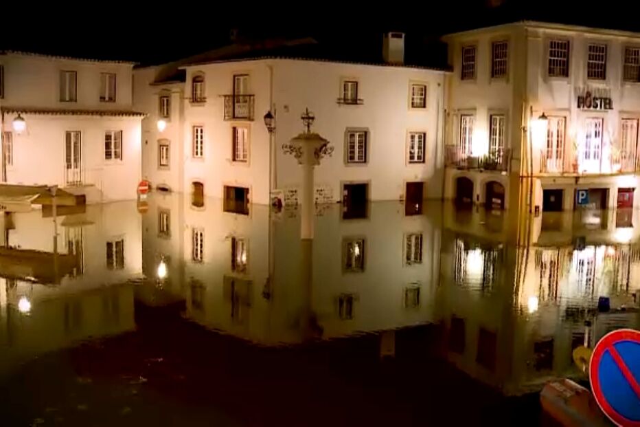 Rio Tejo subiu e vila de Constância ficou praticamente submersa